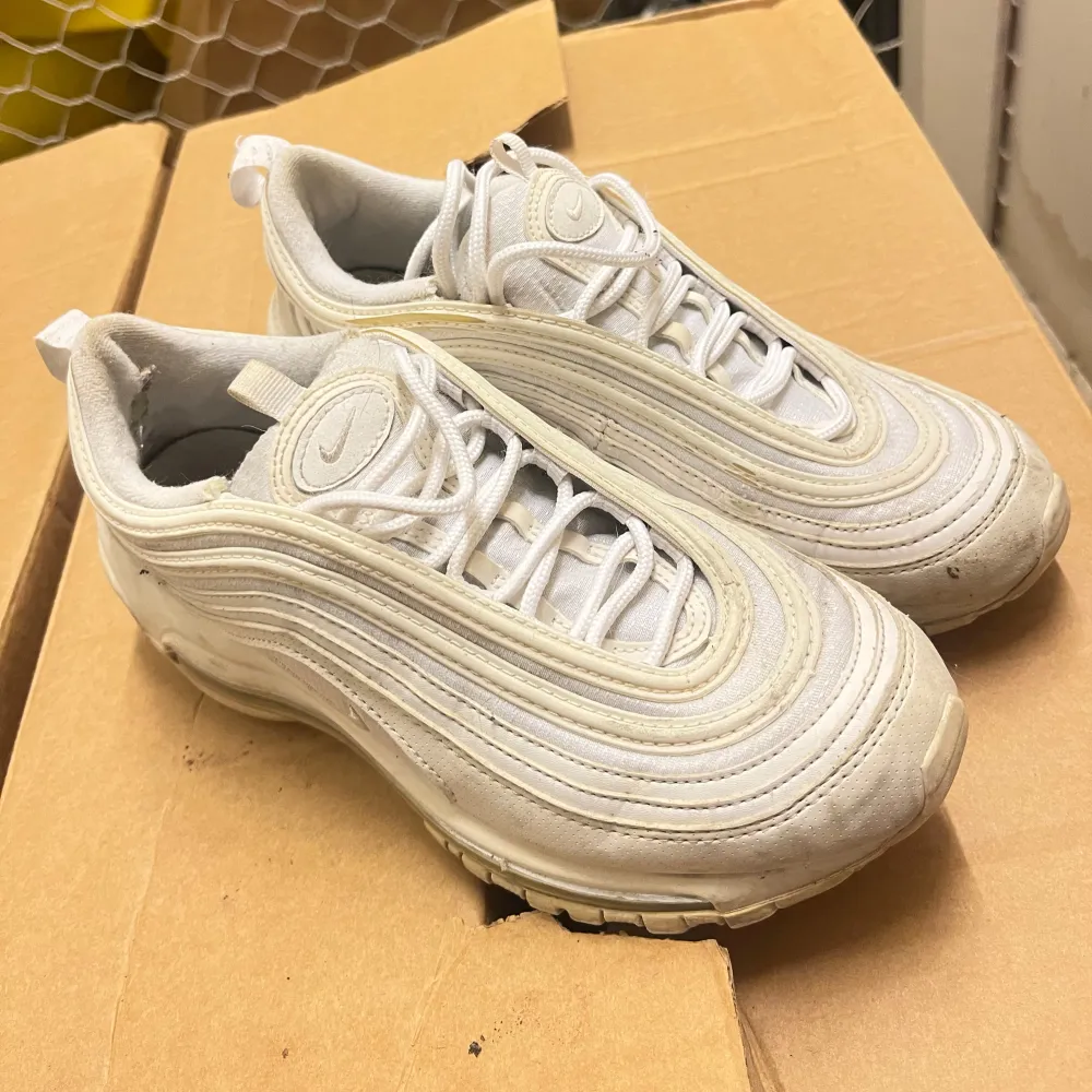 Säljer nu mina nike air Max 97 sneakers. Använda men i gott skick. Storlek 38 (UK 5). Men passar en 36-37 eller en liten 38. (Jag har storlek 36/37 i vanliga skor). Pris kan diskuteras vid snabb affär. Skor.