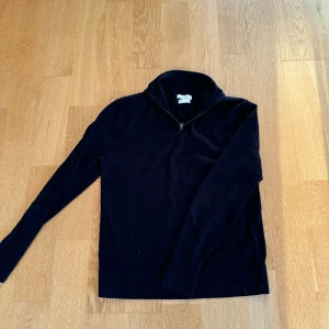 These glory days tröja - Säljer denna stilrena the glory days zip  tröja i storlek M. Den är i merino ull. Pris kan diskuteras hör av er vid frågor.