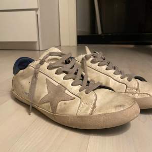 Tja säljer dess rikigt sönder körda golden goose då jag har köpt nya skor dem är i stlk 42 och har stora defekter på undersulan och inga insulor köpte dem för 4300 säkjer dem för 100kr pga skick 2/10 och försöker bara bli av med dem. Fri för frågor 😁