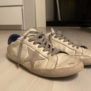 Golden goose - Tja säljer dess rikigt sönder körda golden goose då jag har köpt nya skor dem är i stlk 42 och har stora defekter på undersulan och inga insulor köpte dem för 4300 säkjer dem för 100kr pga skick 2/10 och försöker bara bli av med dem. Fri för frågor 😁