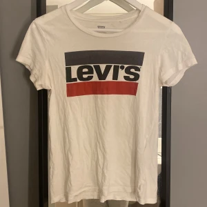 Levi’s t-shirt - Inga fläckar endast lite skrynklig, köp gärna via köp nu 🥰🥰