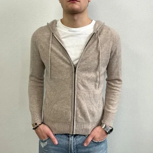 100% Kashmir hoodie/zip - Davida - 100% kashmir hoodie från Davida som är i storlek S ( passar även XS) - skick 9/10 - Nypris: ca 3000 Mitt pris: 1199 - Han på bilden är 178cm