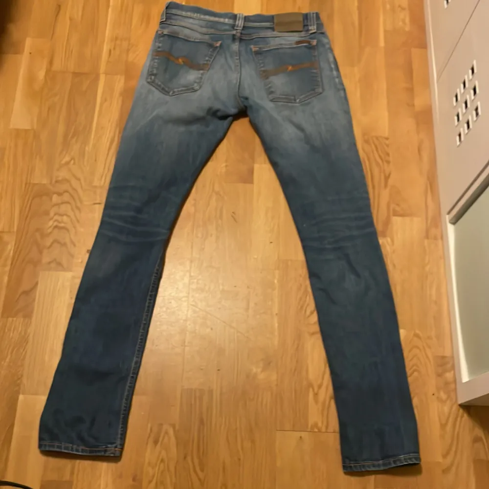 säljer dessa riktigt snygga nudie jeans i storlek 30/34. modellen tight long john dom har en liten defekt vilket är att märket på baksidan har åkt bor lite men det brukar inte synas se bild 3, priset kan sänkas lite. Om frågor hör av dig mhv charlie . Jeans & Byxor.