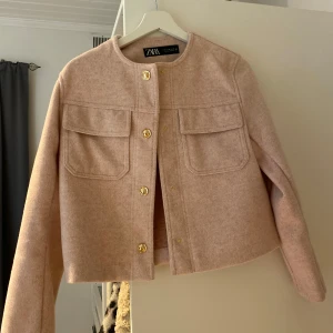 Rosa Zara jacka!💓 - Sååå himla fin rosa zara jacka! Kan även användas som kofta/overshirt. Säljer då den tyvärr är för liten!😫 perfekt nu till hösten! Hör av er vid frågor, pris kan alltid diskuteras🥰🥰