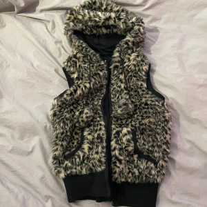 Pälsväst  - Super snygg fuskpälsväst, köpt second hand skulle uppskatta storlek s/m