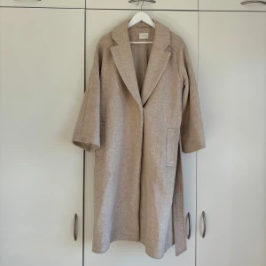 Beige kappa från Norr - Rejäl kappa, lite vidare armar som ger en härlig fit. Köpt för runt 2000kr men knappt använd då jag inte kände att den passade mig. Så bara hängt i garderoben länge. Några fläckar som går att tvätta bort, kan skicka fler bilder.