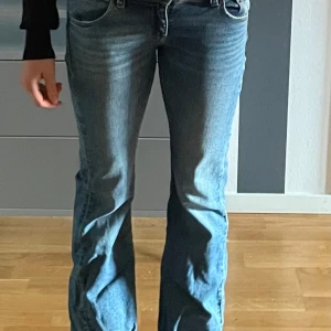 Blåa gina jeans  - Blåa snygga Gina jeans från Gina Young. Använda men syns inte. Storlek 152