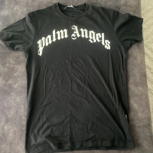 Palm angels T-shirt  - Släjer denna Palm angels T-shirt då den inte används längre. Är i bra skick men är lite använd. (Pris kan diskuteras)