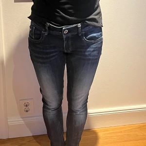 Pepe jeans - Det är ett par Pepe jeans i storlek 30, tror large,bra skick.Säljer jeansen för jag fattade inte storleken och dem var tyvärr för stora, så min mamma fick testa dem.🤍
