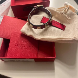 Valentino armband  - Super snyggt valentino armband i vinröd. Säljer då jag inte använder det längre. Allt medföljer☺️