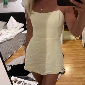 Super söt klänning från zara. Har inbyggda shorts💓