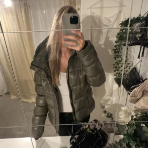 Superdry jacka  - Jätte fin grön jacka från superdry, jätte varm och jätte skön💞💞