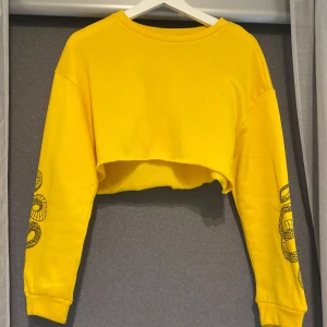 Collegetröja  - Croppad gul collegetröja från shein. Fleecetyg på insidan. Storlek S. Använd fåtal gånger