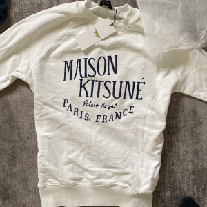 Maison Kitsune tröja  - Tröjan är helt ny allt Og medföljer. Den är i storlek s. Jag köpte den för 2500 kr. Mitt pris är 1600 kr. Pris går att diskutera vid snabb affär. 