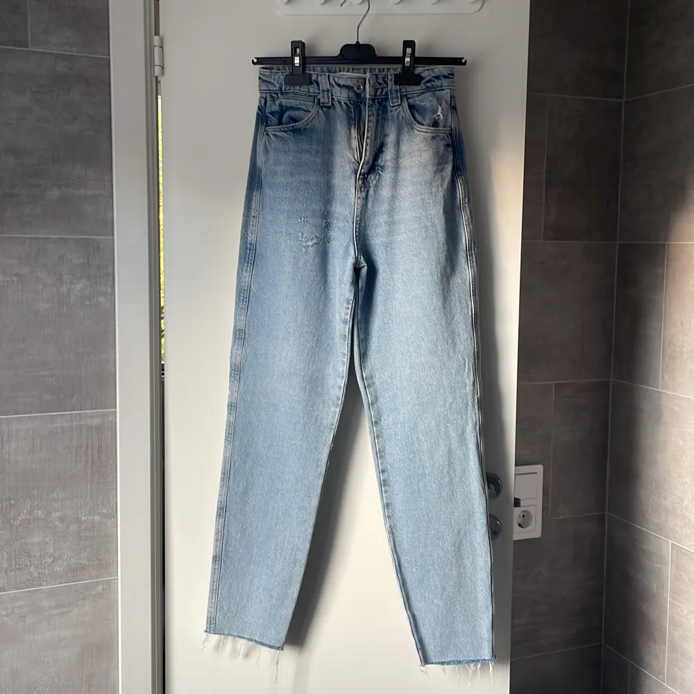 Högmidjade jeans från Zara i storlek 32!💙 Aldrig använda pga för liten storlek.. Jeans & Byxor.