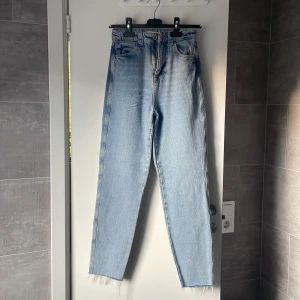 Ljusblå jeans från Zara 💙 - Högmidjade jeans från Zara i storlek 32!💙 Aldrig använda pga för liten storlek.