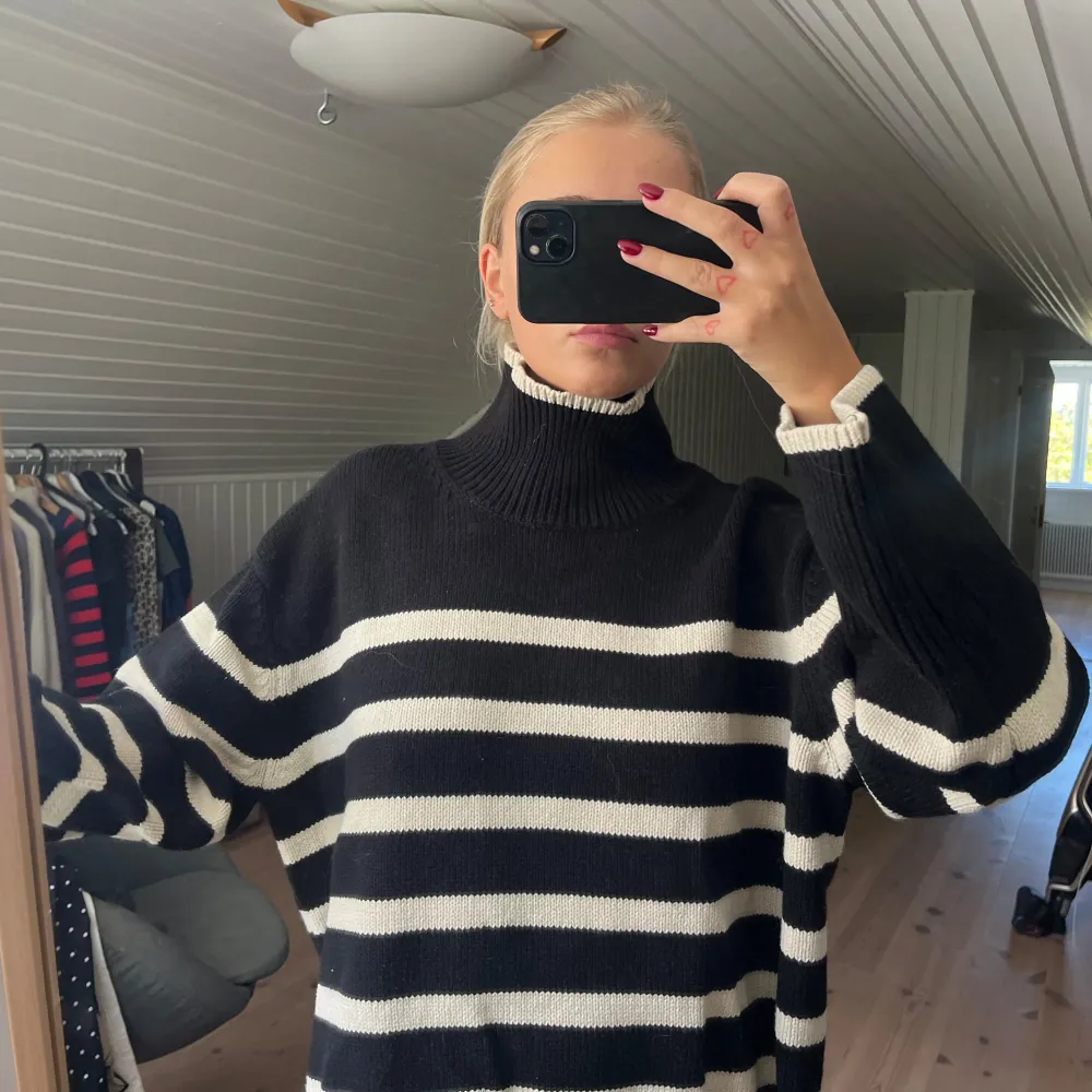 Stickad tröja från neo noir! Helt oanvänd och köpte från jackie! Storlek 42 men passar oversized nice på mig som är en S! Aaaskön. Neuleet.