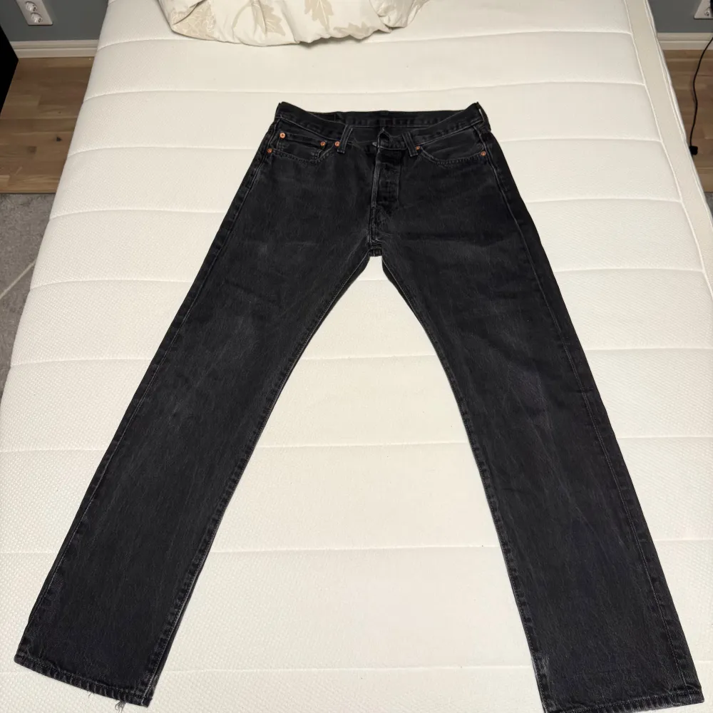 Storlek 32 32.  Använd men ser fortfarande bra ut. Har en grå svart färg.. Jeans & Byxor.