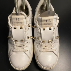 Valentino Skor - Hej! Säljer nu dessa Valentino skor, storlek 36, skicket bedömer vi är använt utan skador , tveka inte på att höra av er vid frågor kring skorna! 