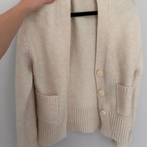 Stickad kofta - Lite arigato liknande fast annan kvalitet Använd fåtal 