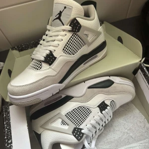Jordan 4 Military black - Fina skor inga skador eller så  Strlk 43 