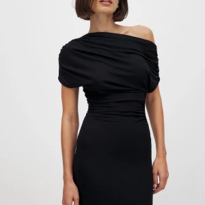 Svart klänning - Ny inköpt klänning använd 1 gång, super snygg!! Storlek S, köp för 500kr inkl frakt🫶🏼