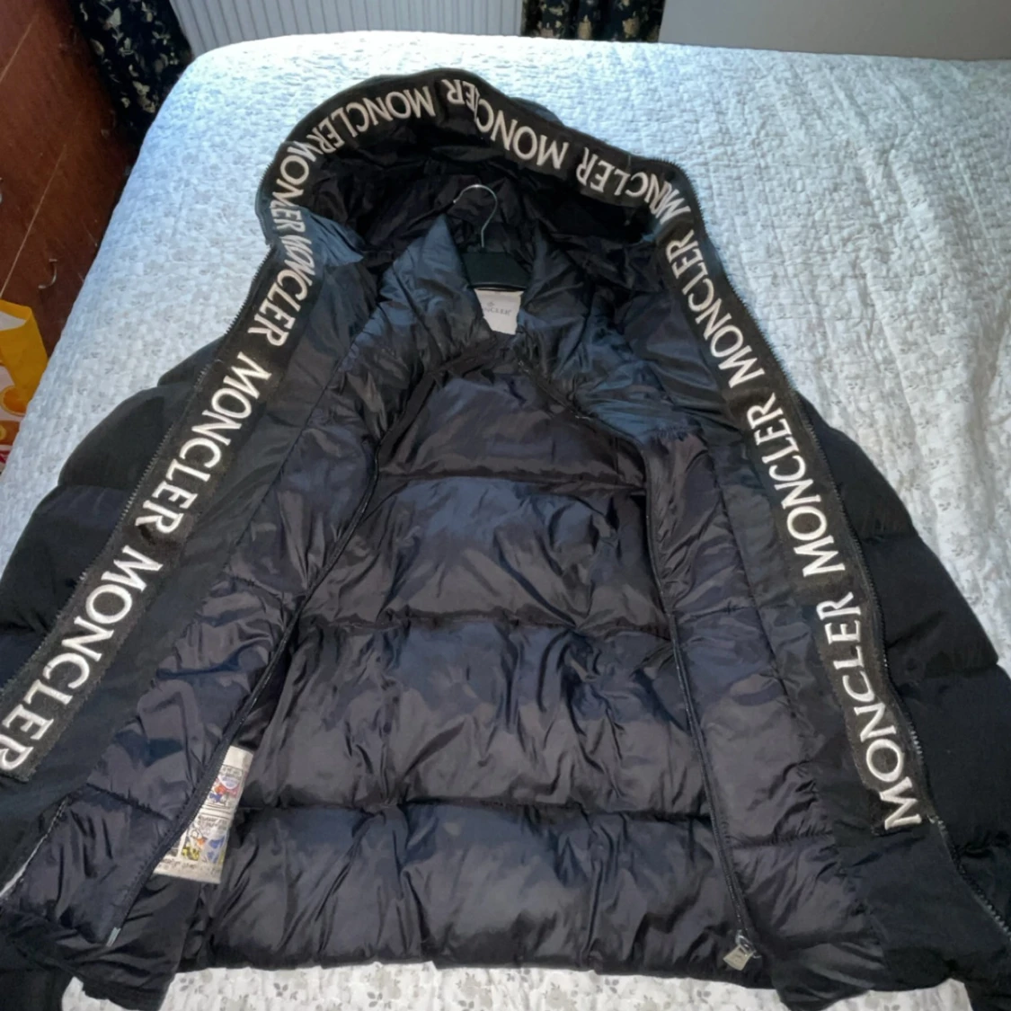 Svart dunjacka från Moncler