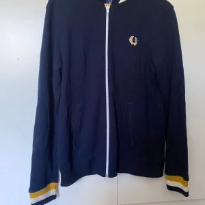 Fred Perry zip up - Säljer den snygga zip uppen från Fred Perry, det är storlek M, jag skulle säja att skicket är 8/10
