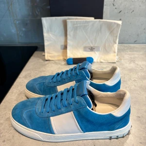 VALENTINO FLYCREW - Valentino flycrews i storlek 41 passar 42 Skick är 9/10 använt ett fåtal gånger  Box, dustbag och extra snören medföljer  Tveka inte på att höra av er!