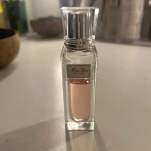 Dior parfym  - Säljer denna parfym ifrån dior som endast är använd fåtal gånger, 20 ml 