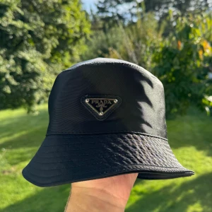 Prada buckethat  - Säljer min Prada buckethat som inte kommer till användning alls