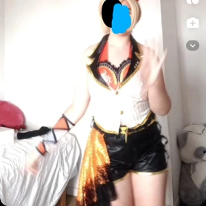 Ai miyashita cosplay - It's a size M and comes with the costume+ sone accesories. I can trade! Contact me before you buy! 