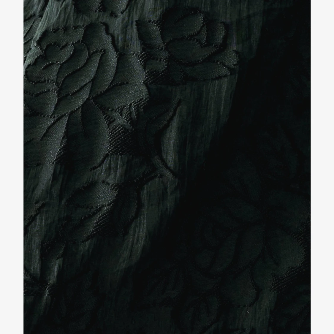 Svart oneshoulder klänning med blommigt mönster - 92