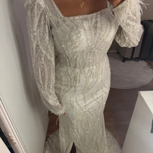 Vit brud/festklänning  - Endast använd en timme då bruden bytte till flera klänningar under festen 