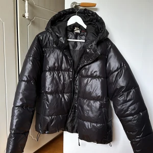 Dunjacka Svart - Säljer min fina dunjacka då den inte används längre. Har snöre som man kan dra åt och justera i mudden och dragkedjefickor. Varm och skön under vintern! Skriv vid funderingar❄️💞