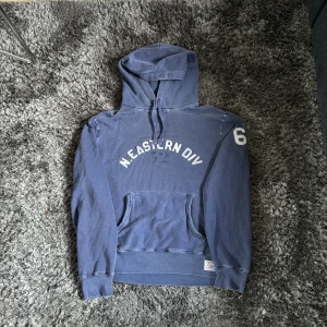 Polo Ralph Lauren hoodie  - Säljer denna asfeta Ralph Lauren hoodien 🙌 Storlek M men kan även passa L / Skick 7/10, lite sliten men modellen är även sliten originellt 🤩 Nypris: 2500