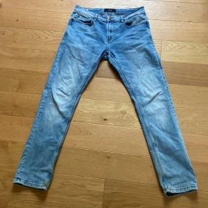 Smog jeans - Sköna och stretchiga jeans från märket Smog. Skick ca 8,5/10, finns liten fläck längst ned på benet. Storlek 30/32 och modellen är slim/straight