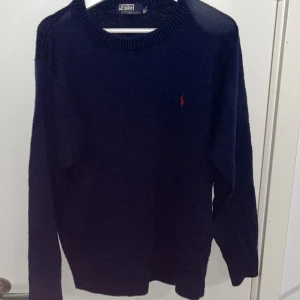 Ralph lauren tjock tröja - 9/10 skick | perfekt inför hösten och vintern | Storlek L och har passform i normalstorlek | skriv för fler frågor och bilder