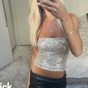 Paljett bandou topp H&M - Aldrig använd med prislappen på Obs! Lånad bild men sitter exakt som på bild ‼️ Skitsnygg 