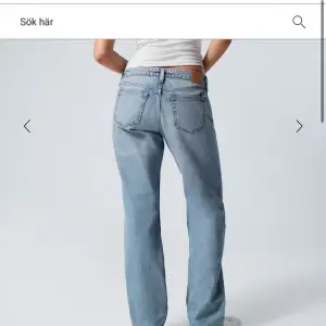 Säljer mina weekday jeans i modellen arrow, då dessa inte passade mig! Jag skulle uppskatta storleken till ca M men måtten är w= 29 L=32!  OBS! 2 första bilderna är lånade!  Köparen står för frakt! 