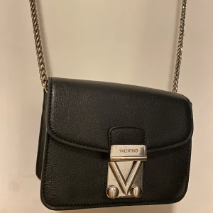 Valentinoväska svart läder kedja - Valentinoväska i svart läder Crossbody silver kedja