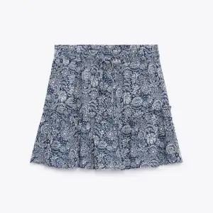 Jätte söt marinblå kjol från Zara! Kjolen är i mycket bra skick då den endast används två gånger💕💕 Den har även shorts inuti. Den är väldigt liten i storleken och storlek L fungerar på någon som i vanliga fall har 34, 36, S eller M