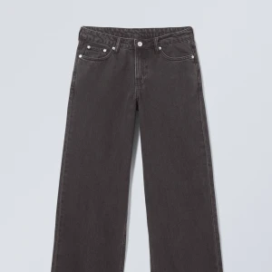 Ample: low loose jeans - Jättesnygga svarta jeans från weekday!❤️‍🔥❤️‍🔥 storlek W27 L32. Jättebra skick, köpts för 599. Priset kan diskuteras.