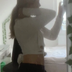 H&M knyttröja krämvit - Säljer min jättesnygga tröja frön H&M som man kan knyta på olika sätt beroende på vad man gillar. Jag har, i bilden, knytet den där bak men det går givetvis att göra som man vill. Supersöt som använts kanske 3 gånger.  