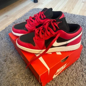Jordan 1 low - Säljer mina skor då jag ej använder dem längre. Har använt dem ett få tal gånger. Rena men lite smutsiga sulor som jag ska försöka få bort. 