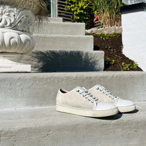 Grå Lanvin Captoe - Investera i eftertraktade, klassiska skor från Frankrike. Lanvin Captoe.  Endast använda ett fåtal gånger, 9,5/10 i skick samt storlek UK6 som motsvarar storlek EU40 fast passar 41.  Inga defekter, box tillkommer ej. Skriv vid frågor, mvh!