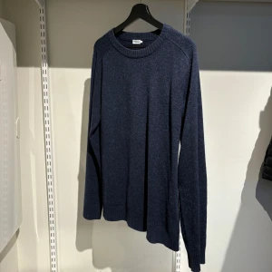 FILIPPA K TRÖJA - Väldigt skön filippa K tröja till hösten/vintern skicket på tröjan är bra och den har inga defekter eller liknande! Storlek L men passar som mer som M   Tveka inte på att höra av er! 