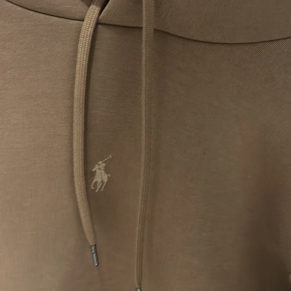 Säljer en hoodie från Polo Ralph Lauren. Perfekt för höst och vinter. Den har blivid använd ca 10 ggr och är lite noppig på rygge, jag kan försöka ta bort nopparna om man vill det. Nypris:1700. Tröjor & Koftor.