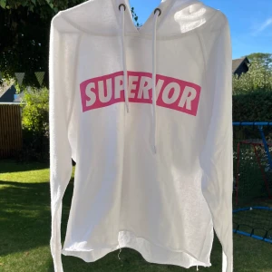 Hoodie - En vit hoodie med text på, fint skick, den är ganska tunn, ganska nopprig, skriv vid frågor🫶