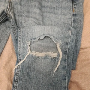 Skinny / raka  - Med slitage, storlek 34